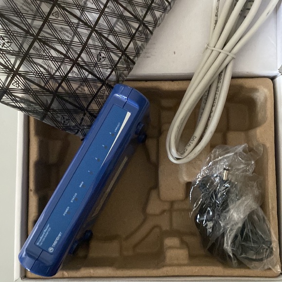 SALE  TRENDnet 4 port cable/DSL broadband router TW100NS4W1ca in box - Picture 10 of 11